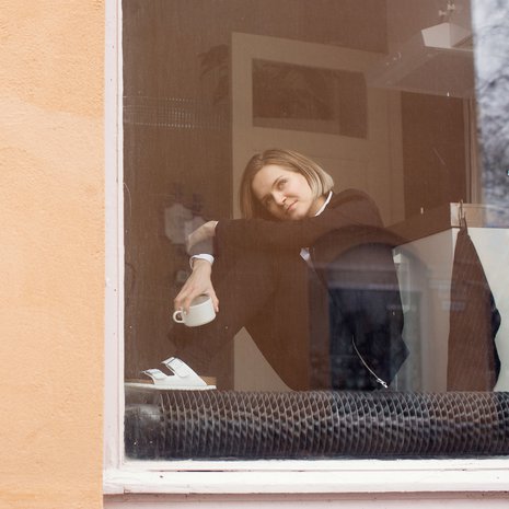 Ronja Salmi ei päässyt opiskelemaan käsikirjoittamista, mutta töiden tekemistä se ei ole estänyt. Yksi hyvä paikka ideoida on oman toimiston ikkunalauta Helsingin Vallilassa.