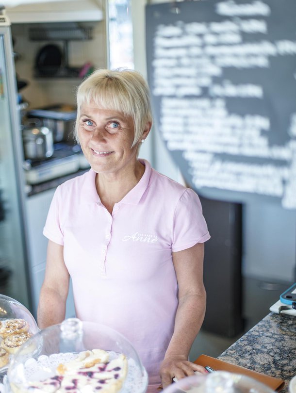 Anne Tynkkynen, 52, pyörittää omaa torikahvilaa Lappeenrannassa. Hän asuu Imatralla omassa kodissaan ja Lappeenrannassa avomiehensä Ilkan kodissa. Anne rakastaa Ilkan lisäksi poikaansa Santeria, omaisiaan, ystäviään, matkustelua ja kotona puuhastelua.