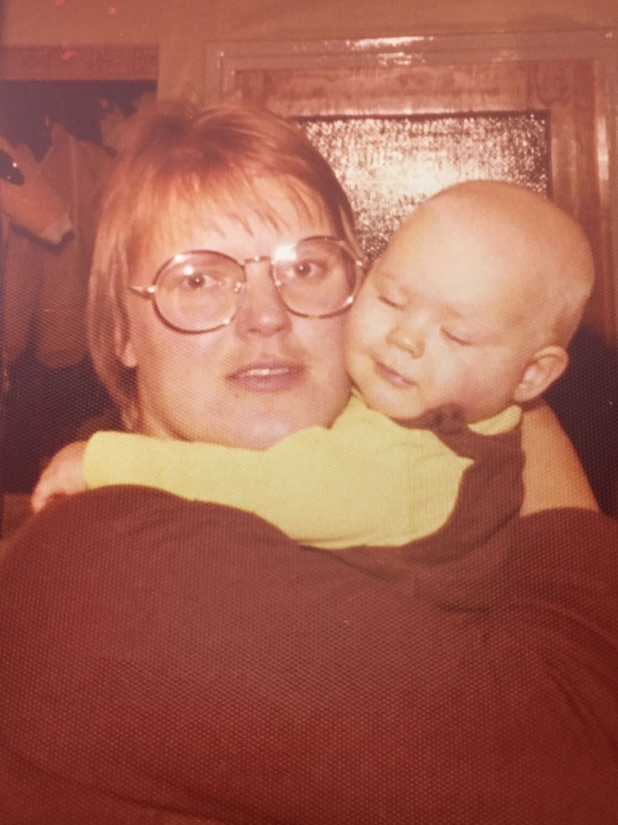 Toimituspäällikkö Maria Tuominen kiittää Arja-äitiään: "Kiitos äiti, että opetit kulkemaan pelotta pimeässä." Kuva on vuodelta 1975.
