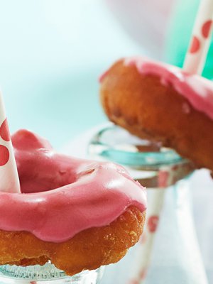 Mansikanmakuisesta tomusokerista syntyy herkullisen pinkki kuorrute donitseille.