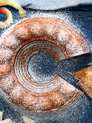 Sekoittamalla valmistuva omenakakku on mehevyydessään omaa luokkaansa.