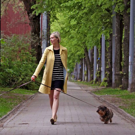 Riikka koirineen Helsingin Käpylässä. ”Koko elämäni minulla on ollut koira. Jos joskus ei ole, tarvitsisin kummikoiran."
