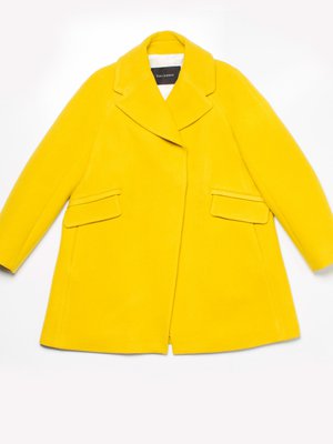 P&auml;&auml;ryn&auml;: Hienosti muotoiltu kaulus kaunistaa kapeaharteista. Taskul&auml;p&auml;t nostavat painopistett&auml; yl&ouml;sp&auml;in, jolloin jalat n&auml;ytt&auml;v&auml;t pidemmilt&auml;. A-linjainen villakangastakki 479 e, Tara Jarmon.