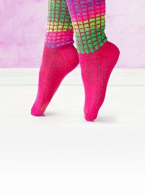 Neulo neljä kerrosta pelkästään liukuvärjätyllä langalla ja nosta väliin jäävä pinkki silmukka vain puikolta toiselle. Joka viides kerros on pinkki.  Samalla nostetusta silmukasta tulee ruutujen väliin pidennetty silmukka.