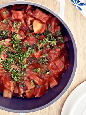 Tarjoa makkarakastike täysjyväpastan kanssa.