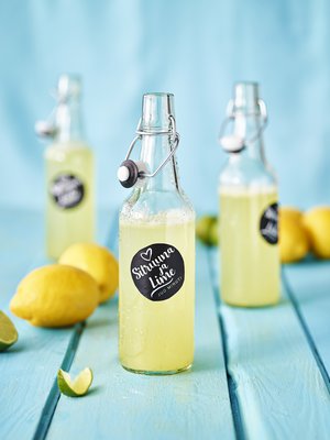 Terassilla limu tarjoillaan pullosta!