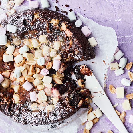 Rocky road + mutakakku = helppo ja sopivan överi herkku, jota kannattaa kokeilla!