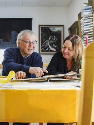 ”Minulle oli työvuosina tärkeintä, että nuori oppi tulemaan toimeen muiden ihmisten kanssa ja löysi ammatin, jolla tienaa itse elantonsa. Siinä oli onnellisen elämän avaimet käsissä”, Pertti sanoo. Noora nyökkää vieressä, hän ymmärtää sen nyt.