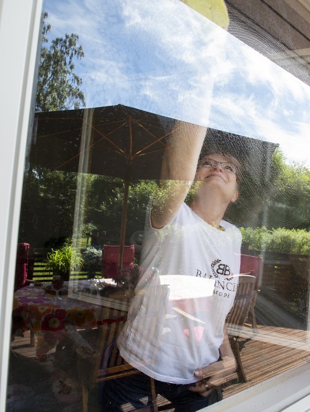 Aina kun Maarit Kolmonen saapuu kesällä Suomeen, hän pesee ensimmäisenä ikkunat. 