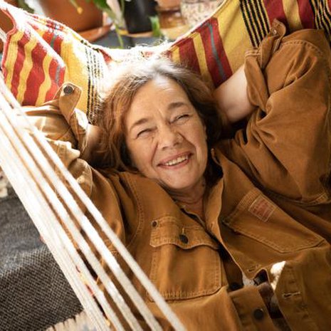 Lapsena Outi Airola kadehti joskus kavereidensa siistejä ja rauhallisia koteja. Aikuisena hän on ymmärtänyt, että oppi kotoaan tärkeän asian: asiat usein paranevat, kun niihin tartutaan yhdessä.