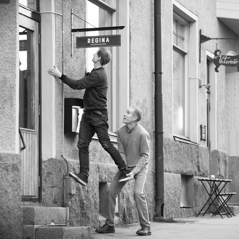 Nyt on pojan ravintolan kyltti suorassa! Markus Fogelholm harrastaa kiipeilyä, Mikael Fogelholm kestävyysliikuntaa.