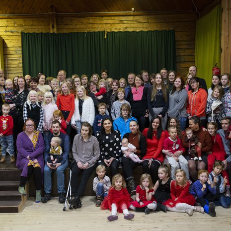 Tällainen sakki haastateltavana tällä kertaa – ja yksi, joka ei kuulu joukkoon. Eli toimittaja violetissa neuletakissa.