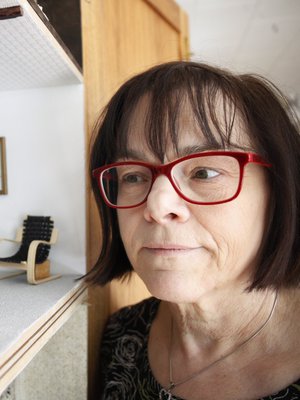 Tässä kauniissa kerrostalokolmiossa asuu tyylitietoinen suunnittelijapariskunta Markus ja Kurt. Koti sijaitsee Eija Luodon nukkekaapin kuudennessa kerroksessa.