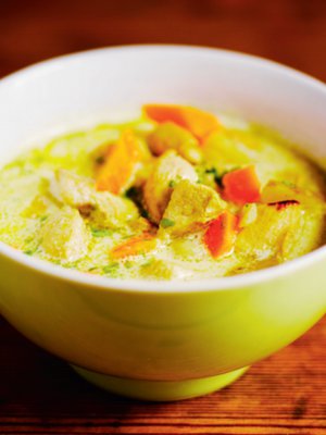 Mehevän kanakeiton mausteena on curry, jota voi lisätä ruokaan oman makunsa mukaan.