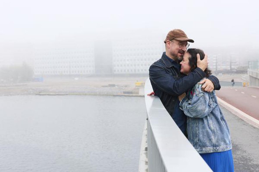 Anna ja Jere avasivat parisuhteensa viisi vuotta sitten. "Kun menit ensimmäisille deiteille hotelliin, vilkuilin koko ajan puhelinta. Odotin merkkiä siitä, ettet ole unohtanut minua. Aamulla tulin spontaanisti luoksesi hotelliaamupalalle. Olin helpottunut, sillä olit samanlainen kuin aina ennenkin", Anna muistelee.