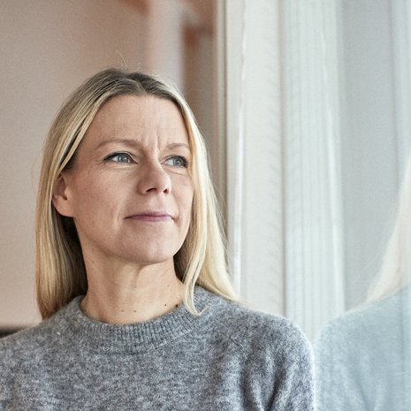 47-vuotias Helsingin Sanomien vastaava päätoimittaja asuu Helsingissä 12- ja 14-vuotiaiden tytärtensä ja kolmen koiransa kanssa. Erja on vastikään aloittanut rengastrapetsin alkeiskurssin. Roikkuessaan renkaasta pää alaspäin Erja ei voi ajatella mitään muuta kuin liikettä, jonka tekee. Se tuntuu hänestä vapauttavalta.