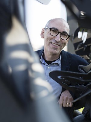 ”Pienikin digipaasto voi muuttaa oloa. Aloita siitä, että päätät olla vilkuilematta kännykkää puoleen tuntiin”, tutkija Juha T. Hakala ehdottaa.