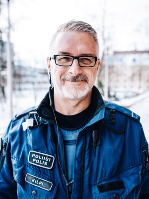 Kun Marko Kilpi pukee ylleen virkapuvun, hänelle tulee varma ja rauhallinen olo. "Poliisin virkapuku on taikaviitta. Se päällä tuntuu, ettei voi tapahtua mitään pahaa." 