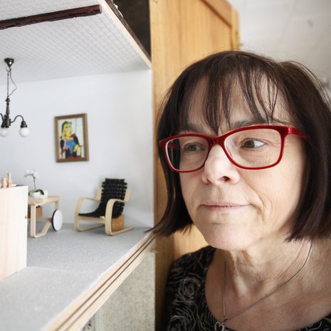 Tässä kauniissa kerrostalokolmiossa asuu tyylitietoinen suunnittelijapariskunta Markus ja Kurt. Koti sijaitsee Eija Luodon nukkekaapin kuudennessa kerroksessa.