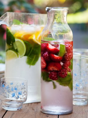 Korista kannullinen vettä juhlakuntoon parilla mansikalla, appelsiinin- tai kurkunsiivulla.