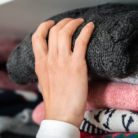 Tiukka pino kaapinhyllyllä – kuulostaako tutulta? Muitakin tapoja neuleiden säilyttämiseen voisi löytyä.