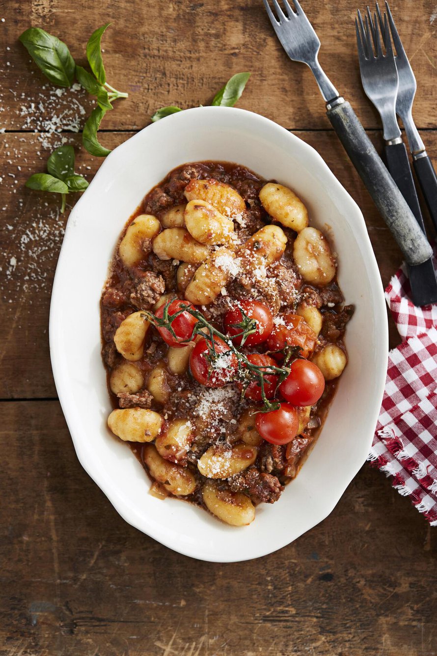 Upota gnocchit kastikkeeseen ja anna hautua 20 minuuttia. Buon appetito!