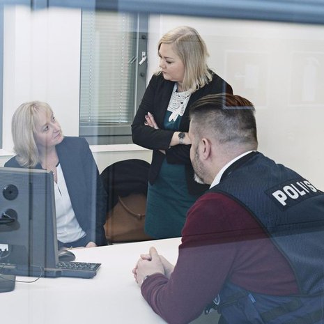 Ninan (toinen vasemmalta) tiimin vastaanottamat nettivihjeet voivat auttaa Keskusrikospoliisia jäljittämään seksuaalirikosten tekijöitä. Nyt on menossa kokous Keskusrikospoliisin Marfa Raipelan (vas.) ja Mikko Veijalaisen kanssa. Mukana myös Ninan kollega Hanna-Leena Laitinen. 