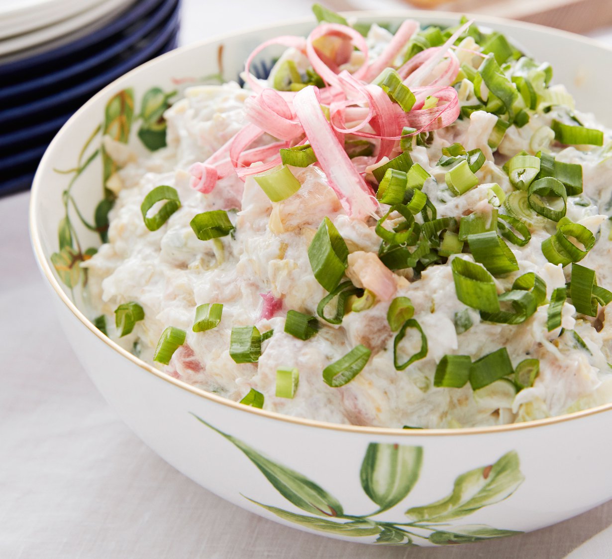 Kesäisessä coleslaw-salaatissa maistuu raparperi.