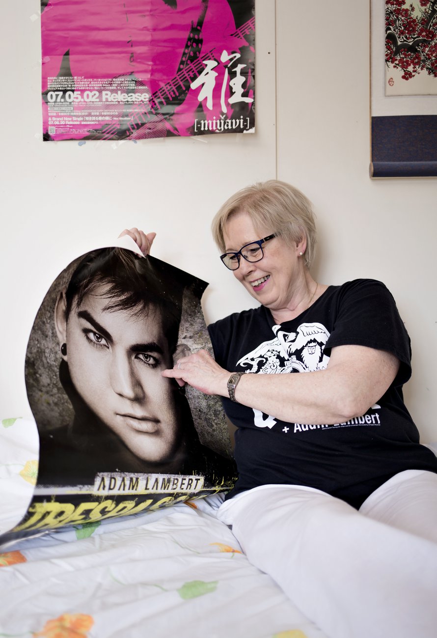 "Jossain vaiheessa yritin olla oikeaoppinen fani sillä tavalla, että lakkasin kynteni mustiksi, mutta se oli aika sotkuista puuhaa. Harjoittelin myös rohkeampaa pukeutumista."