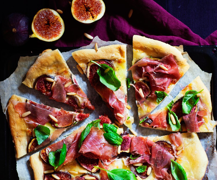Tämä pizza ei kaipaa tomaattikastiketta. Sen sijaan pohjalle ladotaan herkullista mozzarellaa ja tuoreita viikunoita.
