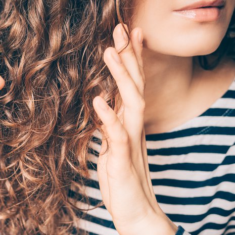 Suihkepulloon voi itse tehdä ekologisia muotoiluaineita helposti.