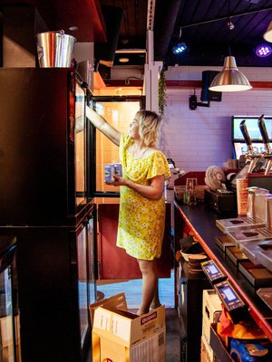 Savonlinnalaisen Erja Kilpeläisen työpäivät omassa pubissa ovat välillä 16-tuntisia. "Se ei haittaa. Olen sekä ilta- että aamuihminen, ja minulla on hyvät unenlahjat."