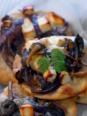 Minipizzat sopivat mainiosti pieneenkin käteen.