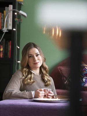 Enja ei muista paljon lapsuudestaan. ”Ehkä se on mielen suojelumekanismi. Olen aikuisena tilannut lastensuojelun asiakirjoja. Niitä lukemalla olen saanut selvyyttä moniin asioihin.”