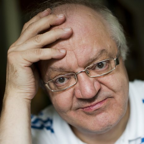 Jari Sinkkonen sanoo, että vaikka lapsi ei harrastaisi mitään, hänellä on ”suuri riski” kasvaa ihan normaaliksi.