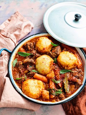 Pata onnistuu sekä uunissa että hellalla. Varaa hauduttamiseen aikaa vähintään 3 tuntia.