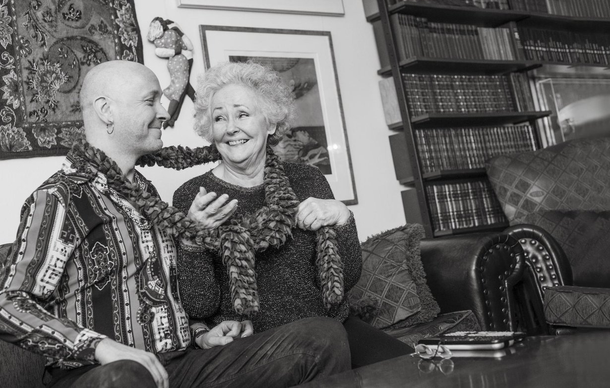 Tuija Vuolle, 76, teki uransa Tampereen Teatterissa. Hänen poikansa Jaan Wessman, 44, on muusikko, joka on soittanut muun muassa Jonne Aaronin bändissä. Hänen ensimmäinen sooloalbuminsa ilmestyi viime syksynä. Tuija rakastaa neulomista ja on tehnyt itselleen ja Jaanille useita kaulahuiveja.