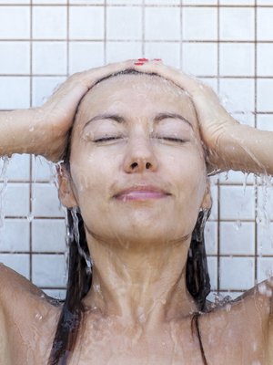 Arhg, ensin se kirpaisee, mutta vähitellen kylmästä suihkusta voi oppia jopa pitämään. Avantouimarit tietävät, että kylmäsokin jälkeen hyvänolontunne valtaa kehon ja mielen. 