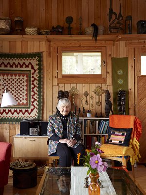 Marja-Liisa eli Marja Swantz on antropologi, teologian tohtori, professori emerita ja kolmen tyttären äiti.