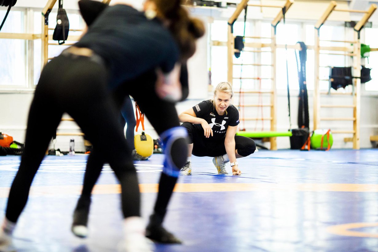 ”Minulle kova kuri sopi, olin niin jääräpäinen. Itse yritän valmentaa positiivisuuden kautta. Jos jokin ei pelitä, löydetään yhdessä toimivampi tapa”, Petra Olli sanoo.