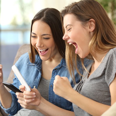 Somemaailmassa kaverin voi hukuttaa kehuihin, sydämiin ja hymynaamoihin.