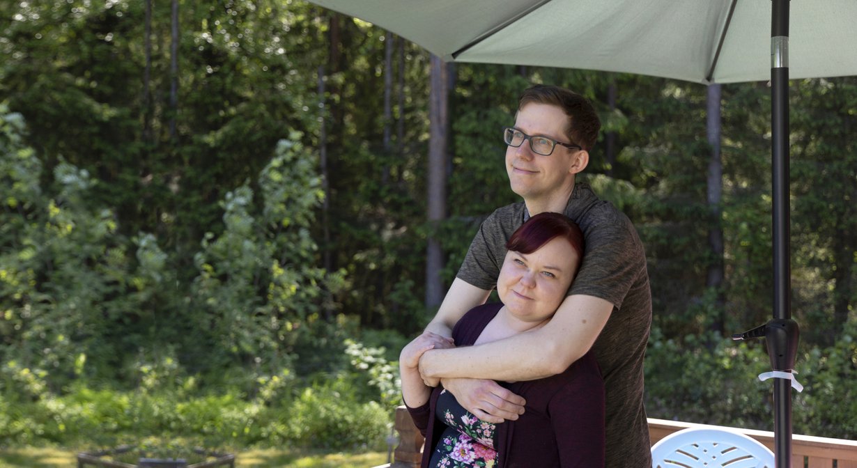 Aluksi erityisherkkyys hämmensi Laura-Mariaa ja Antti-puolisoa. Asiaa oli vaikea sanoittaa. ”Kun nyt tiedän erityisherkkyydestäni, pärjään sen kanssa paremmin”, Laura-Maria Hyttinen sanoo.