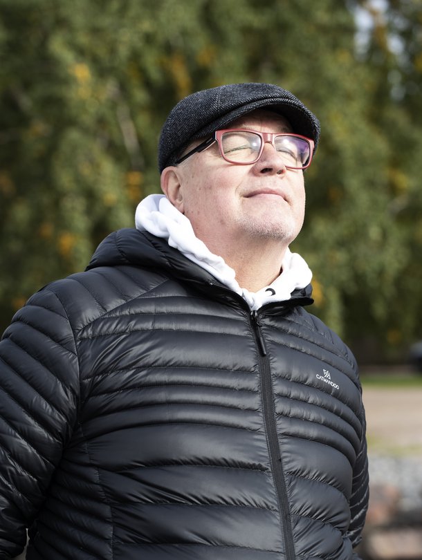 69-vuotias kirjailija ja eläkkeelle jäänyt sairaanhoitaja Kari Häkkinen asuu Vantaalla vaimonsa Pirjon kanssa. Kari nauttii, kun saa käydä kuntosalilla, soittaa kitaraa ja hauskuttaa muita. Hän on perinyt huumorintajunsa isältään. Keväällä ilmestyi Karin syöpäkokemukseen pohjautuva tietokirja Joka kolmas suomalainen.