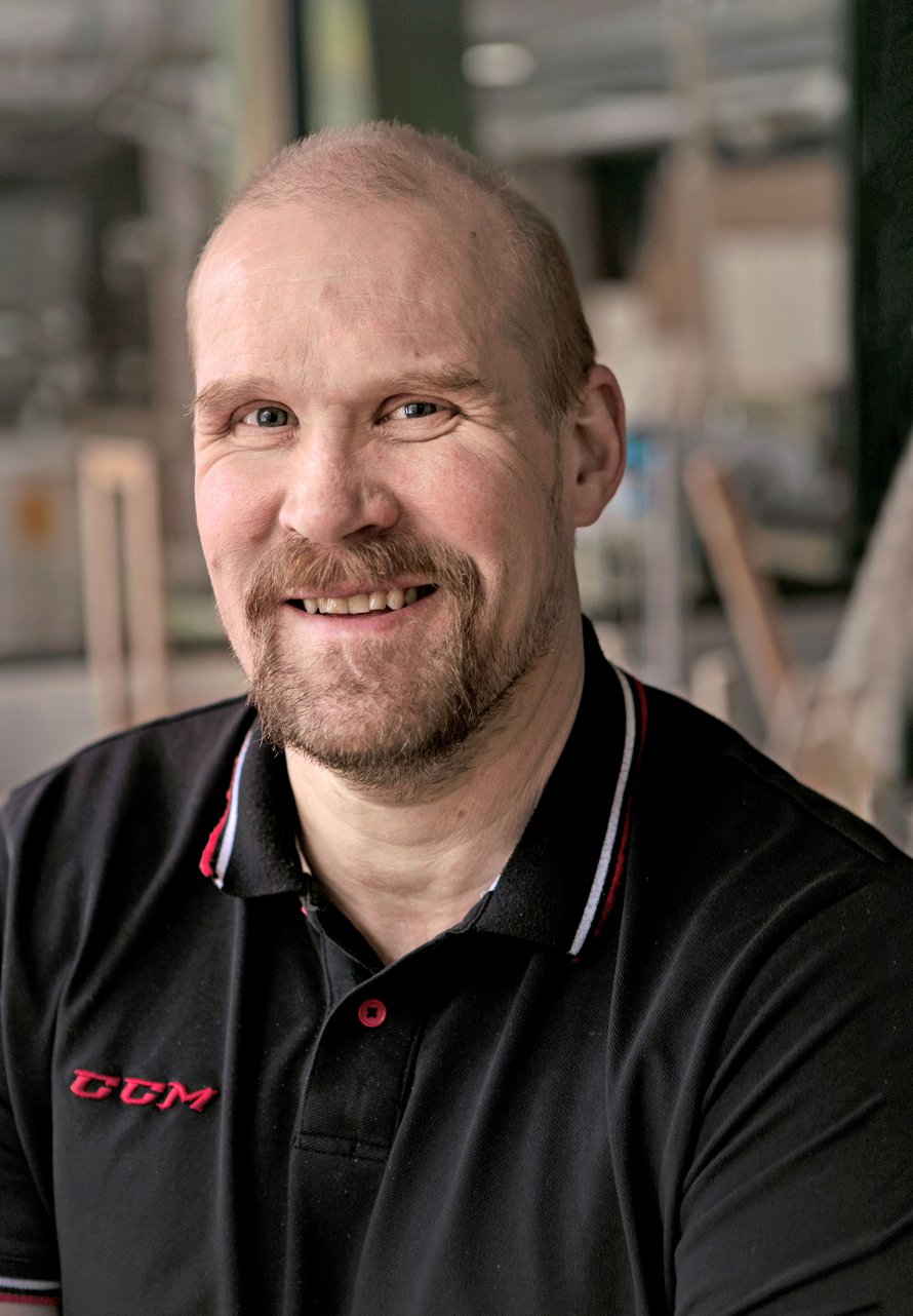 Sami Helenius on rautanyrkkinä tunnettu jääkiekkoilija, joka pelasi yhdeksän kautta NHL:ssä puolustajana. Nyt Sami on 44-vuotias järvenpääläinen uusperheen isä, joka opettaa teknistä työtä yläasteella ja valmentaa Järvenpään Haukkojen edustusjoukkuetta. Arki-iltaisin treenien jälkeen perhe katsoo kasassa sohvalla C.S.I. Miami -tv-sarjaa.