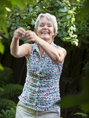 Anne Varkkola asuu Helsingissä puolisonsa kanssa. Hänellä on kolme aikuista tytärtä ja kaksi lastenlasta. Hän aloitti lauluharrastuksen 2012.
