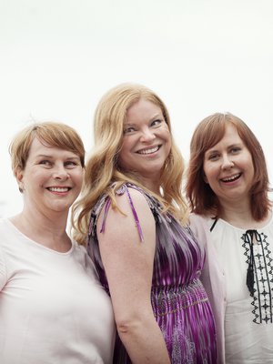 Susanna Salo (vas.), Hanna Erkkilä ja Minna Malin valikoituivat KK:n Rakkautta yli nelikymppisille -juttusarjaan. 