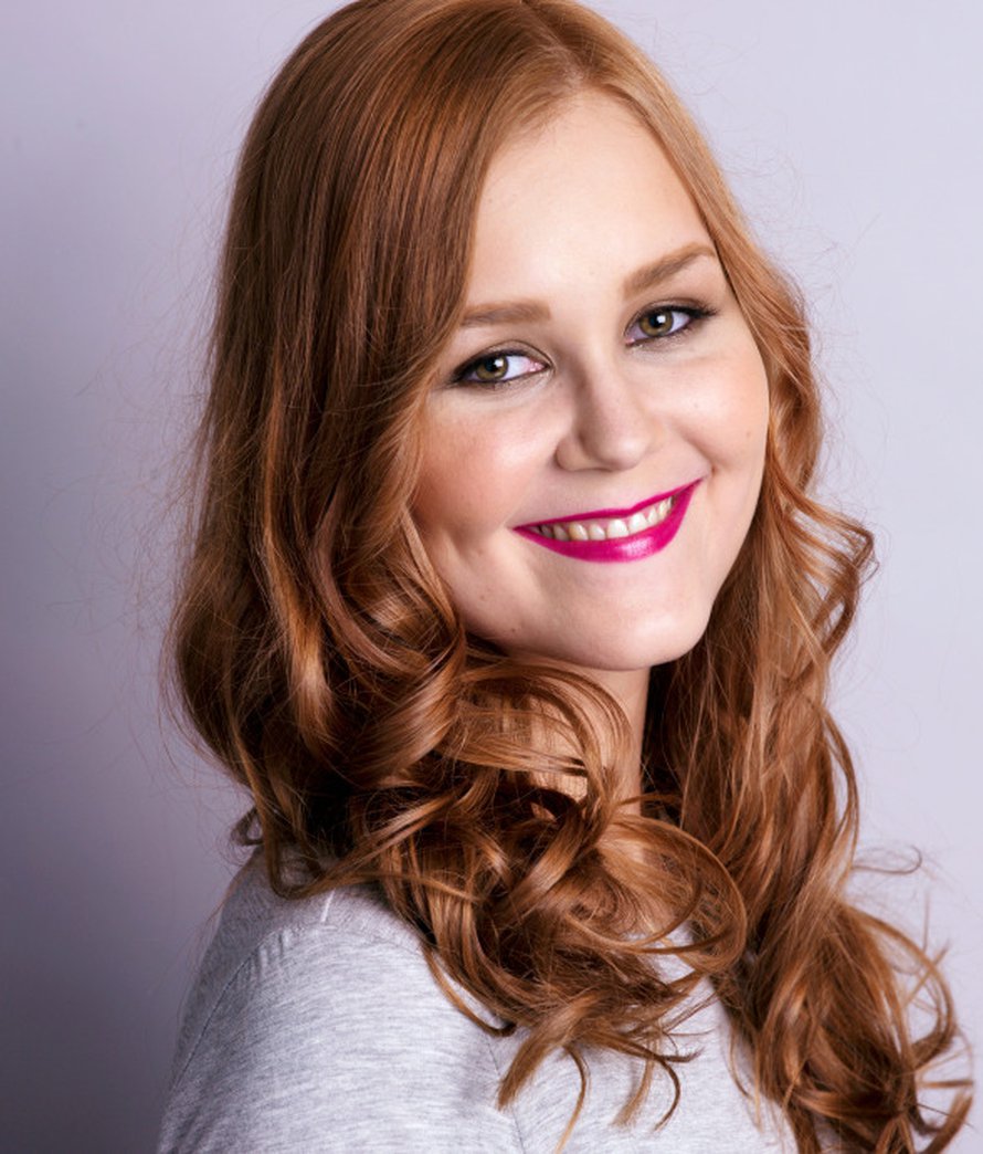 Marianna Korpela j&auml;lkeen. H&auml;n sai vinkkej&auml; tummien silm&auml;nalusten peitt&auml;miseen ja tutustui silm&auml;meikinpohjustusvoiteeseen. Tukka v&auml;rj&auml;ttiin kauttaaltaan kultaan vivahtavalla v&auml;rill&auml;, johon tehtiin vaaleat raidat.
