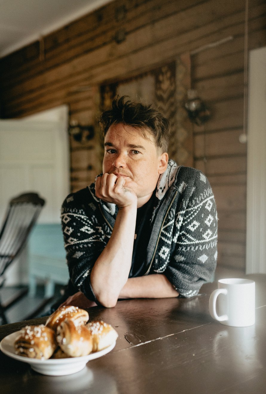 Antti on julkaissut viisi romaania ja kuusi elämäkertaa. Kuudes romaani, Latu, ilmestyy lokakuussa.