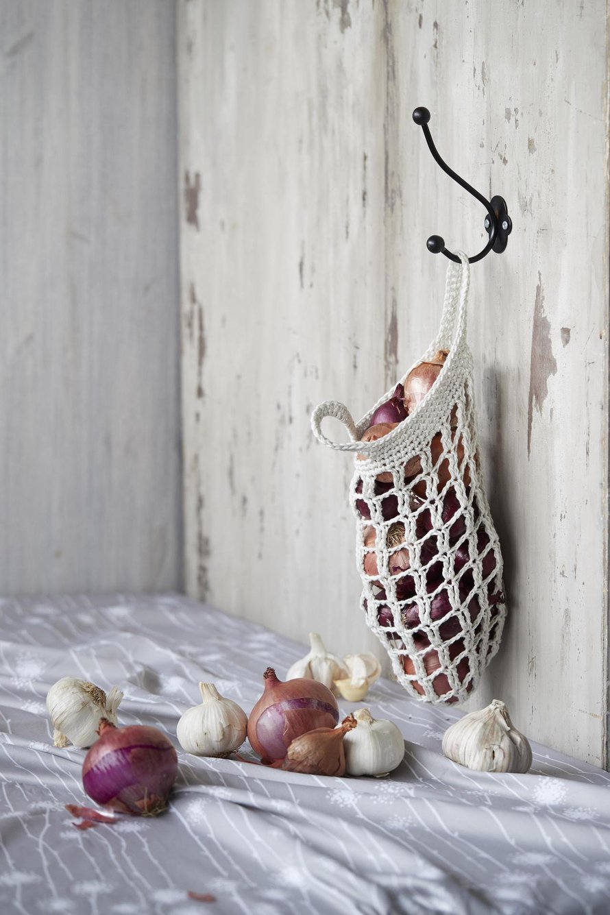 Pussin kokoa voi muuttaa vaihtamalla langan ja koukun ohuempaan tai paksumpaan. Sanna Kallio Collectionin Lea-kangas, Spoonflower.