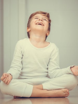 Helpot harjoitukset voivat saada riehuvan lapsen rauhoittumaan. Ei haittaa, jos välillä menee nauruksi!